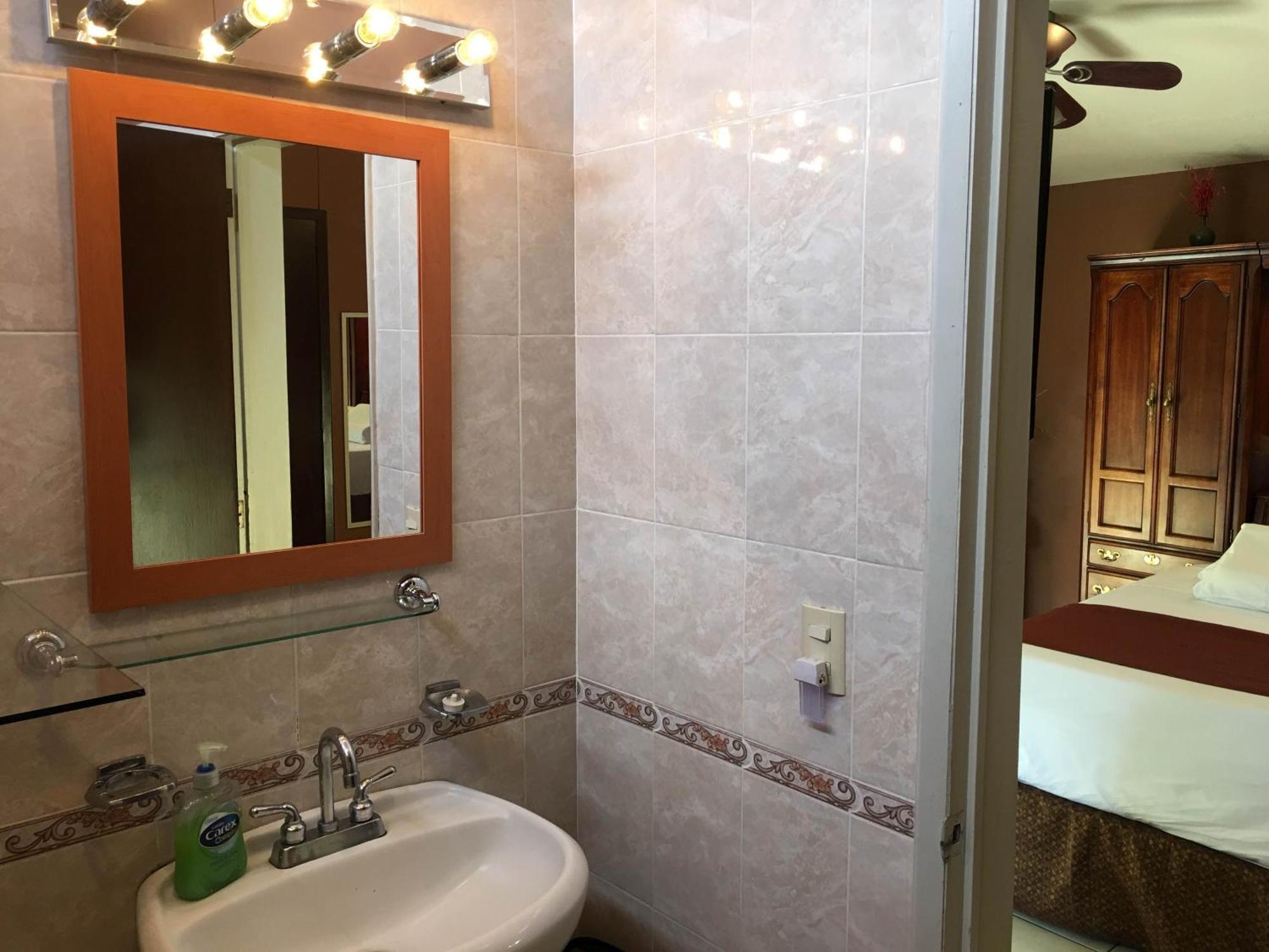 Dickinson Guest House, Guadalajara Expo Екстер'єр фото
